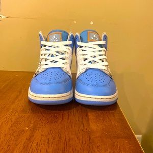 I’m selling these Jordan 1 mids for $78. There’s also blue and orange laces.